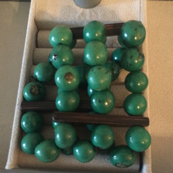 Three strand green bead bracelet w/ wood accents 7.5” - Picture 4 of 7